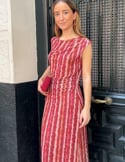 Vidéo: Robe midi en mousseline de soie imprimée à larges bretelles Vidéo: Robe midi en mousseline de soie imprimée à larges bretelles