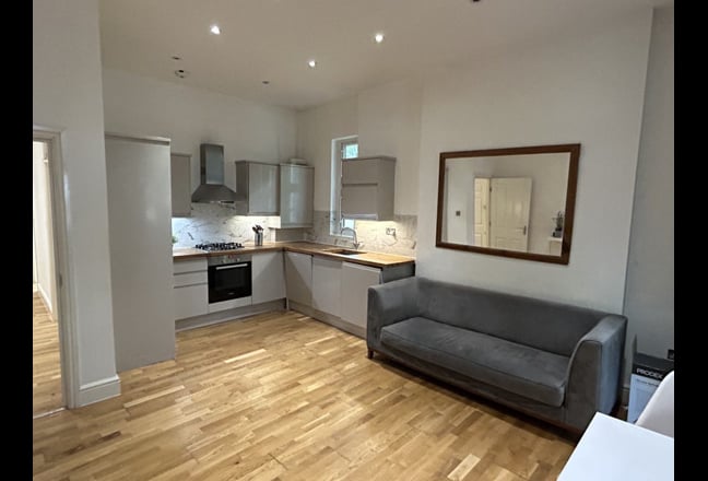 Short Let 2-bedroom Flat in Streatham Hill Main Photo