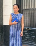 Vidéo: Robe midi en mousseline de soie imprimée à larges bretelles Vidéo: Robe midi en mousseline de soie imprimée à larges bretelles