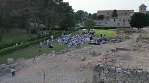 El festival  de ioga Emporiom reuneix 170 persones a Empúries