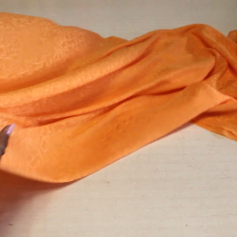 Vidéo: Satin 100% soie jacquard - Solange orange clair