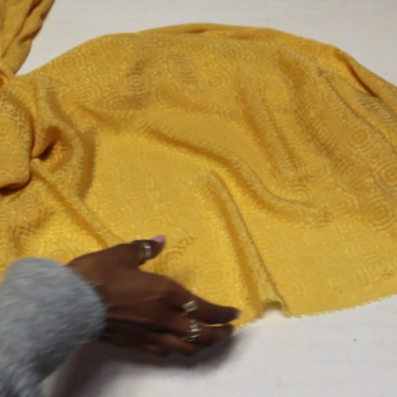 Vidéo: Satin 100% soie jacquard - Carré jaune orangé Vidéo: Satin 100% soie jacquard - Carré jaune orangé