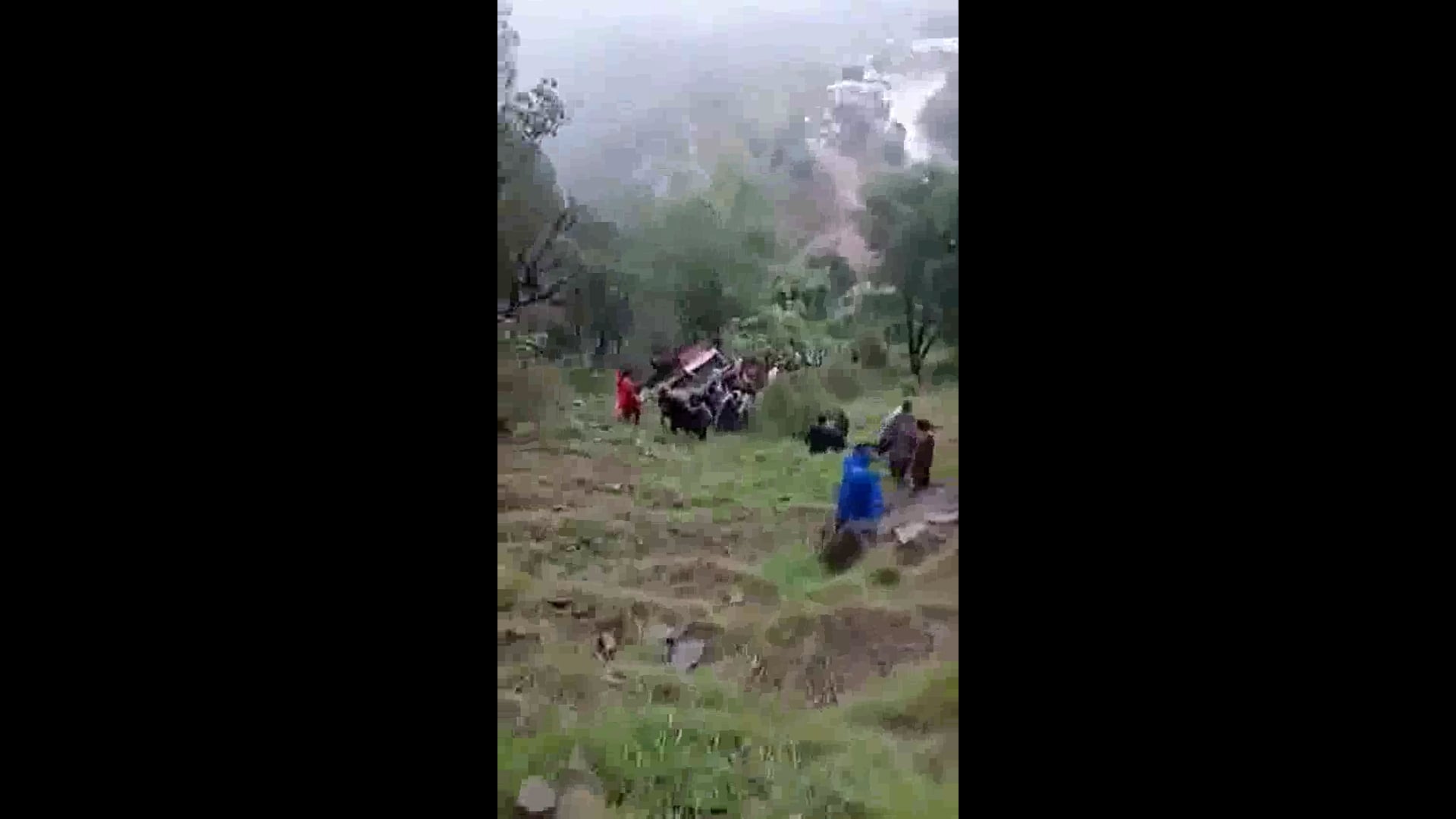 हिमाचल प्रदेश: मंडी में पर्यटकों से भरी बस खाई में गिरी, 2 की मौत, 20 घायल#accident