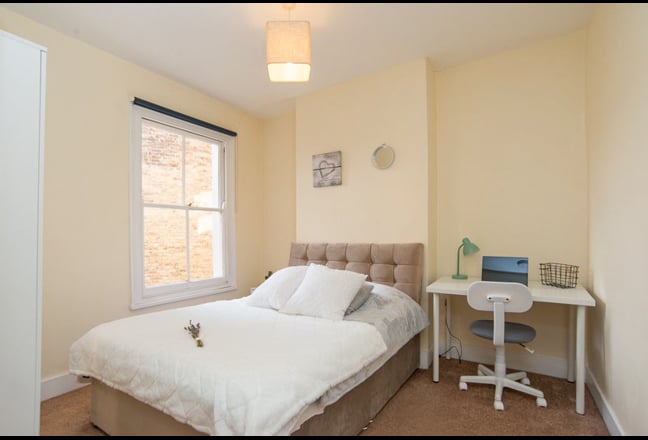 🏡 Lovely Large Double In A Stunning Home! ✨ Main Photo