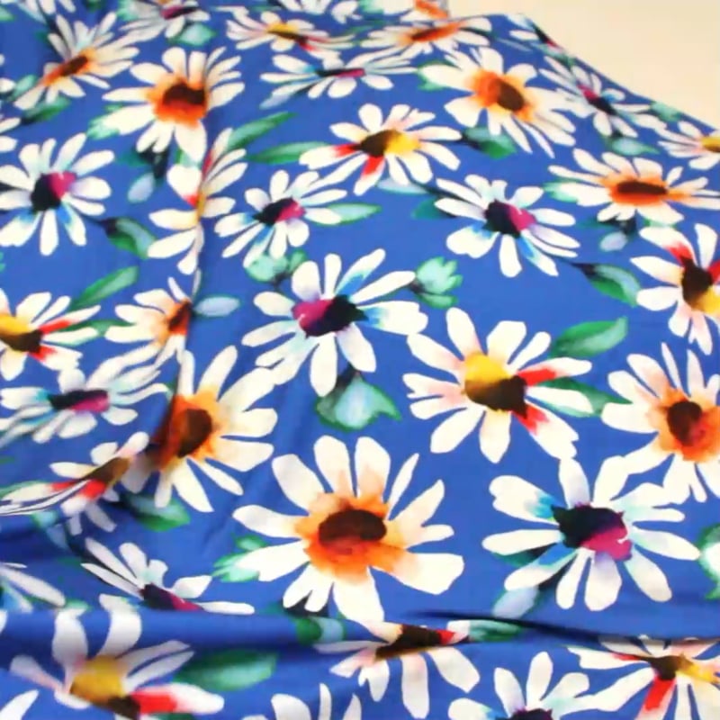 Vidéo: Jersey viscose & élasthanne - Fleur multicolore fond bleu