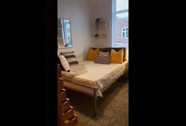 For professionals needing quality rooms in M21 Main Photo