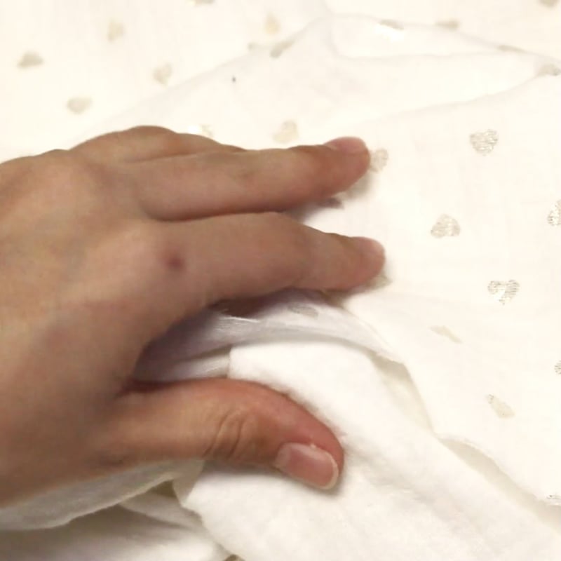 Vidéo: Double gaze 100% coton foil - Coeurs dorés fond blanc cassé