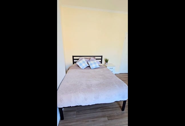 M/ Charlton modern 5 Spacious bedrooms  Main Photo