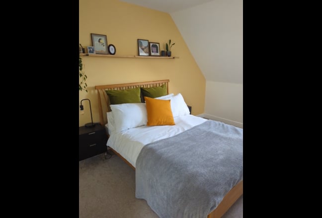 Whole floor - large bedroom + ensuite! Bills Incl! Main Photo