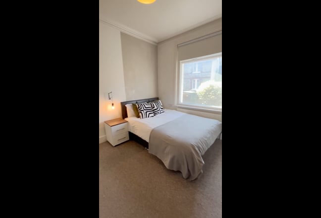 Stylish Double Room - Short Walk to Centre  Main Photo