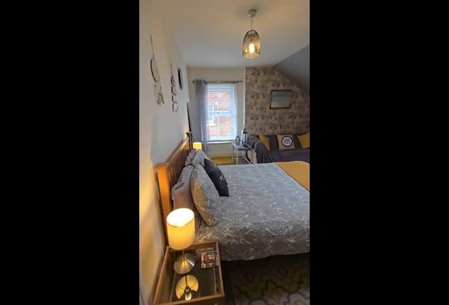 Top Floor flat on a beautiful home.. Main Photo