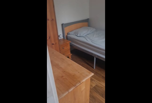 Single room to let, very good location close to sh Main Photo