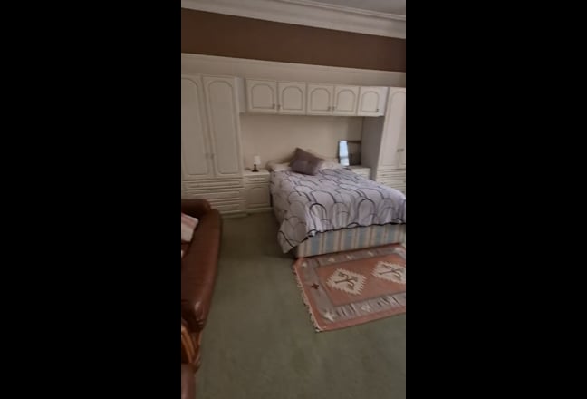 Double room self-contained flat available now! LS3 Main Photo