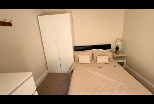 Double Bedroom With Own Lounge Area & Shower Main Photo