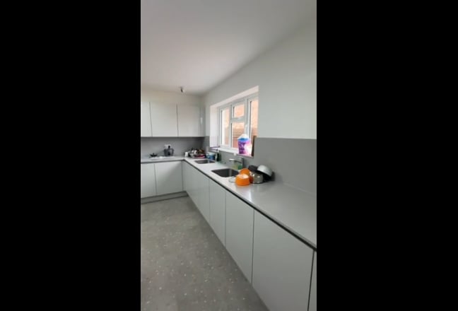  Spacious Room Furnished Ensuite - All Bills Inc  Main Photo