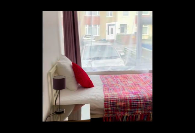 Ensuite  Room/Desk/Cleaners Main Photo