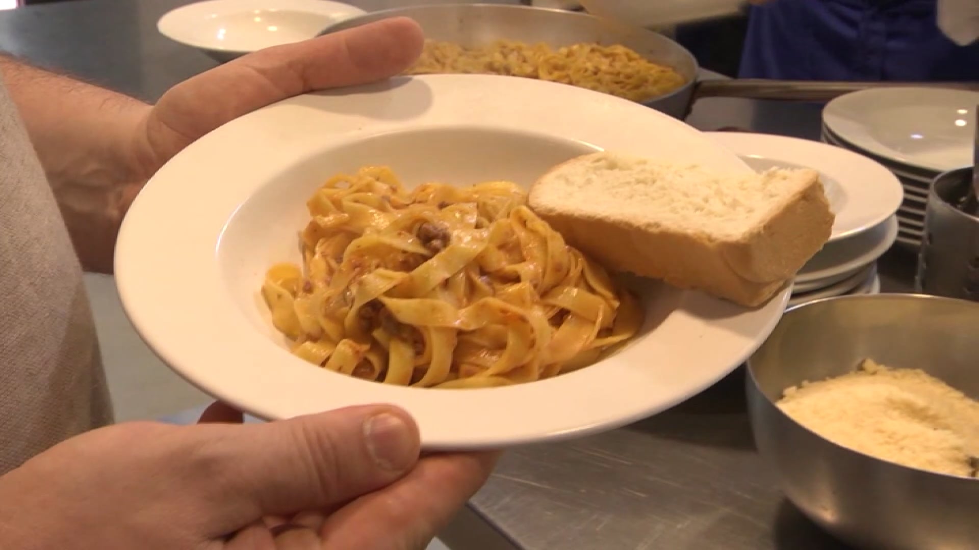 Tagliatelle al ragù in Piazza XX Settembre, a Bologna