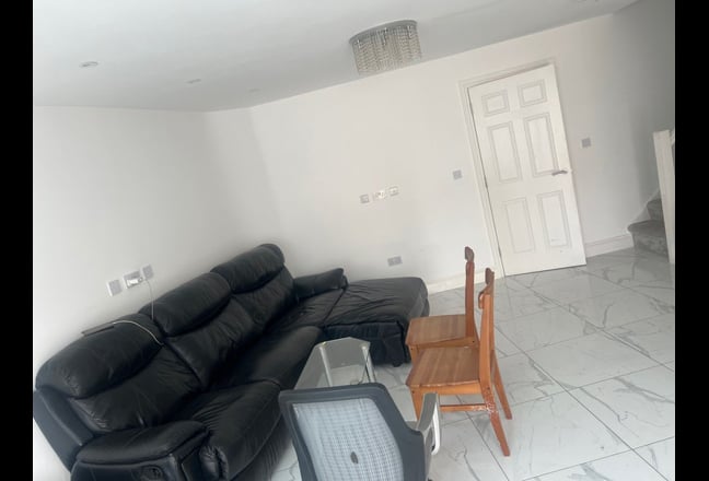 Large Rooms Available Near Shopping centre Main Photo