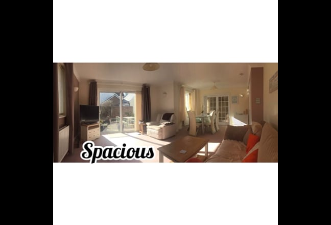 King size room in lovely house share Main Photo