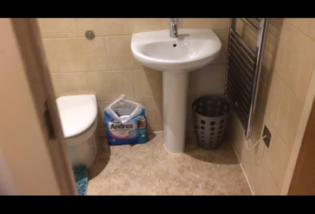 Huge 2 bed flat with own bathroom all bills inclu! Main Photo