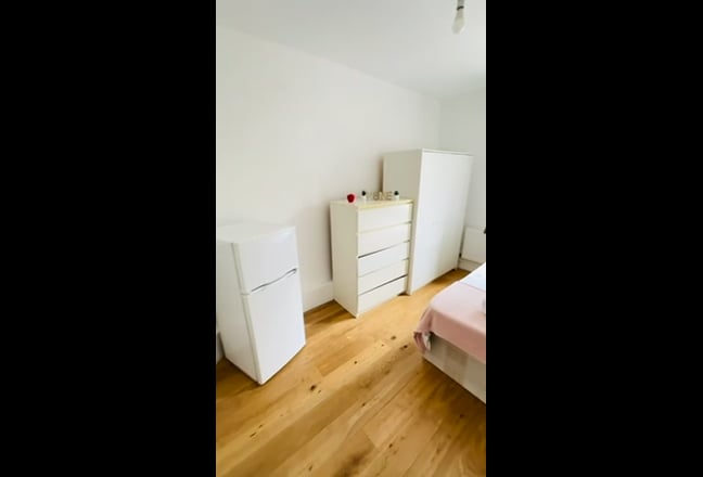 Bright and Spacious Room in Oval Main Photo