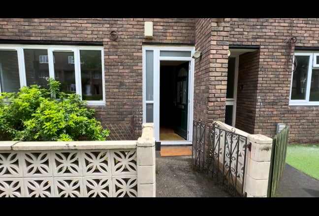 Bright double room – August onlY- Short term Main Photo