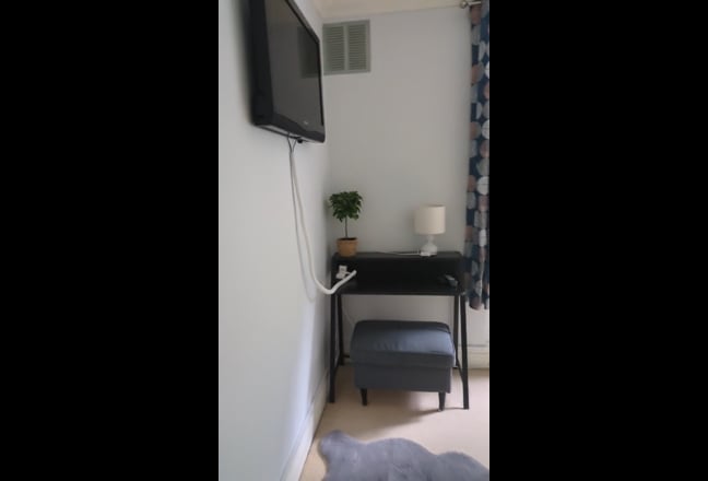 Conveniently located, bright & comfortable SD room Main Photo