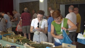 El taller de Ratafia omple d'herbes el CER