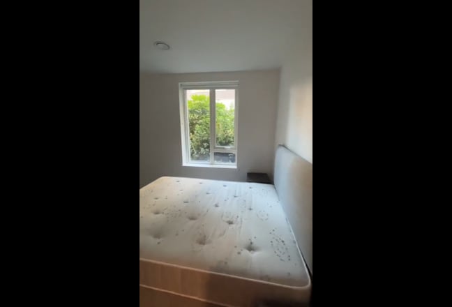 Room with Private bathroom Gym Concierge Workspace Main Photo