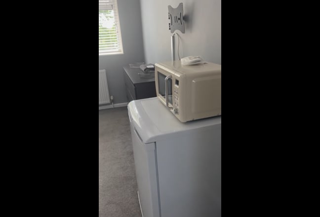 Lovely newly decorated and furnished double room  Main Photo