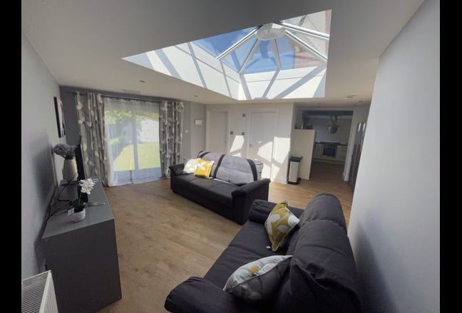 Luxury Living, XL Room, Walking Distance to RDH Main Photo