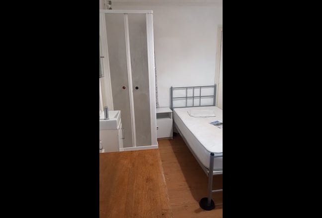 Single En-Suit Bedroom London E4 Main Photo