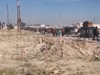 مقطع ميداني يرصد حالات نزوح العوائل إلى مناطق شرقي الفرات