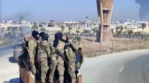 لحظة التقاء مقاتلي "فجر الحرية" مع مقاتلي "ردع العداون" أثناء التقدم في محيط مطار حلب الدولي