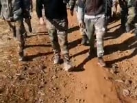 مقطع مرئي يرصد انشقاقات جماعية من حواجز قوات النظام في ريف درعا