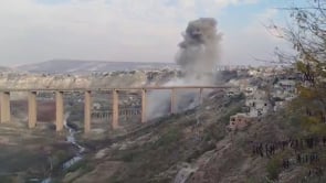 رصد قصف قوات النظام لجسر الرستن في ريف حمص الشمالي بواسطة الطيران الحربي