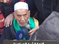 كلمة الشيخ أحمد الصياصنة داخل المسجد العمري في درعا البلد أثناء تقديم واجب عزاء شهداء الثورة السورية بعد انتصار الثورة وسقوط النظام