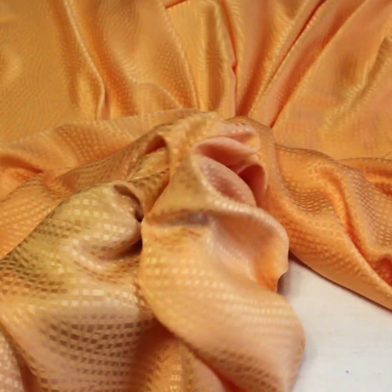 Vidéo: Satin 100% soie jacquard - Résille ondulée orange clair Vidéo: Satin 100% soie jacquard - Résille ondulée orange clair
