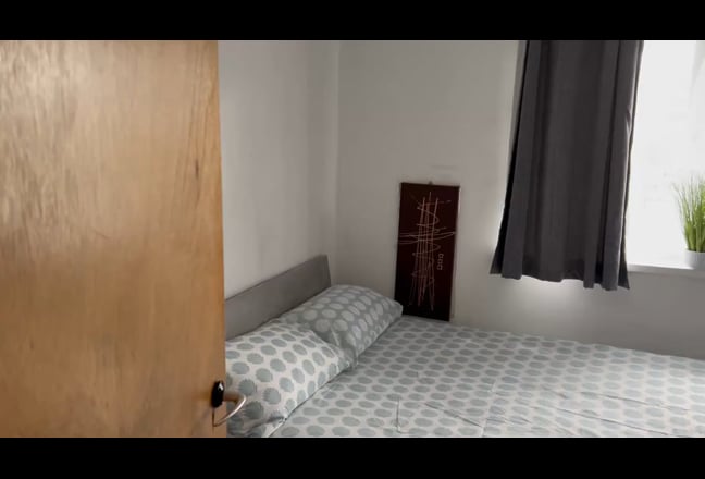 Not to be missed! Nice room close to Interchange! Main Photo