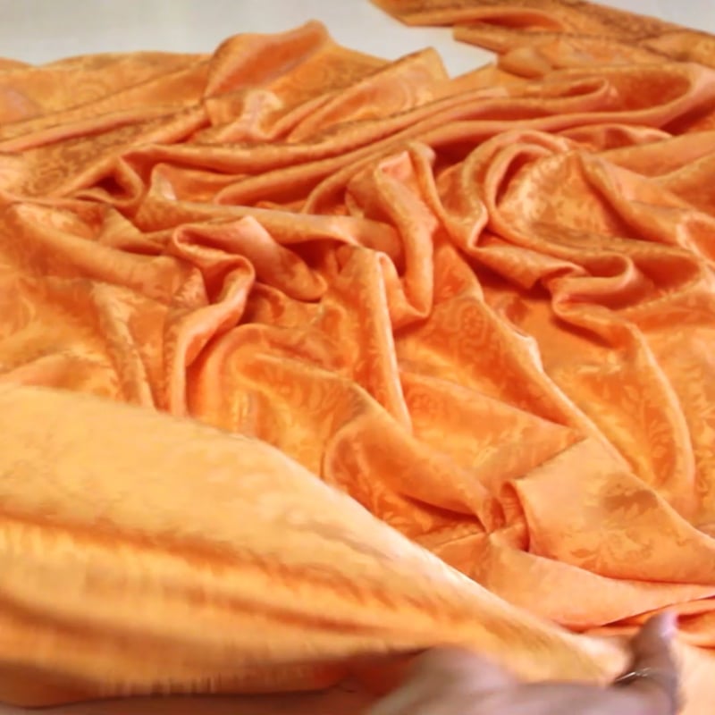Vidéo: Satin 100% soie jacquard - Liane orange clair Vidéo: Satin 100% soie jacquard - Liane orange clair