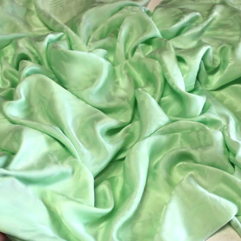 Vidéo: Satin 100% soie jacquard - Flammé ondulé vert clair Vidéo: Satin 100% soie jacquard - Flammé ondulé vert clair