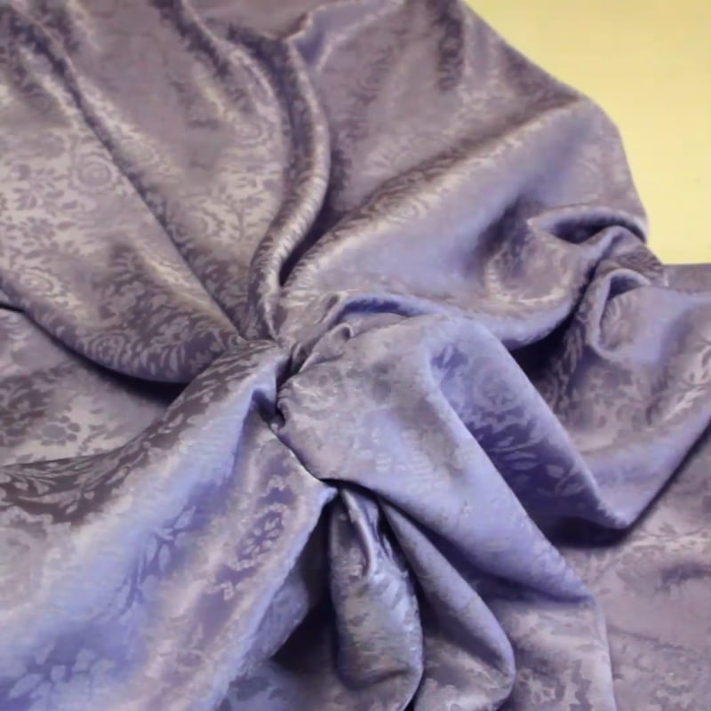 Vidéo: Satin 100% soie jacquard - Liane mauve Vidéo: Satin 100% soie jacquard - Liane mauve