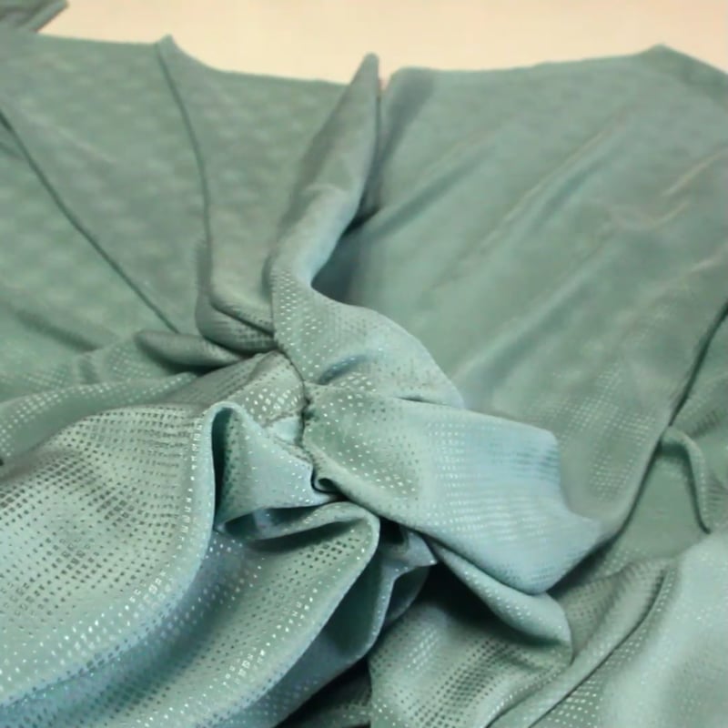 Vidéo: Satin 100% soie jacquard - Losange vert d'eau Vidéo: Satin 100% soie jacquard - Losange vert d'eau