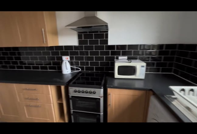 Great 1st floor flat top of Lenton Main Photo