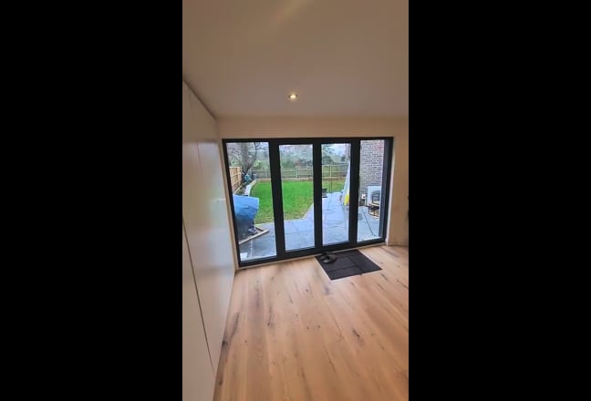 Large modern studio flat by Tooting common Main Photo