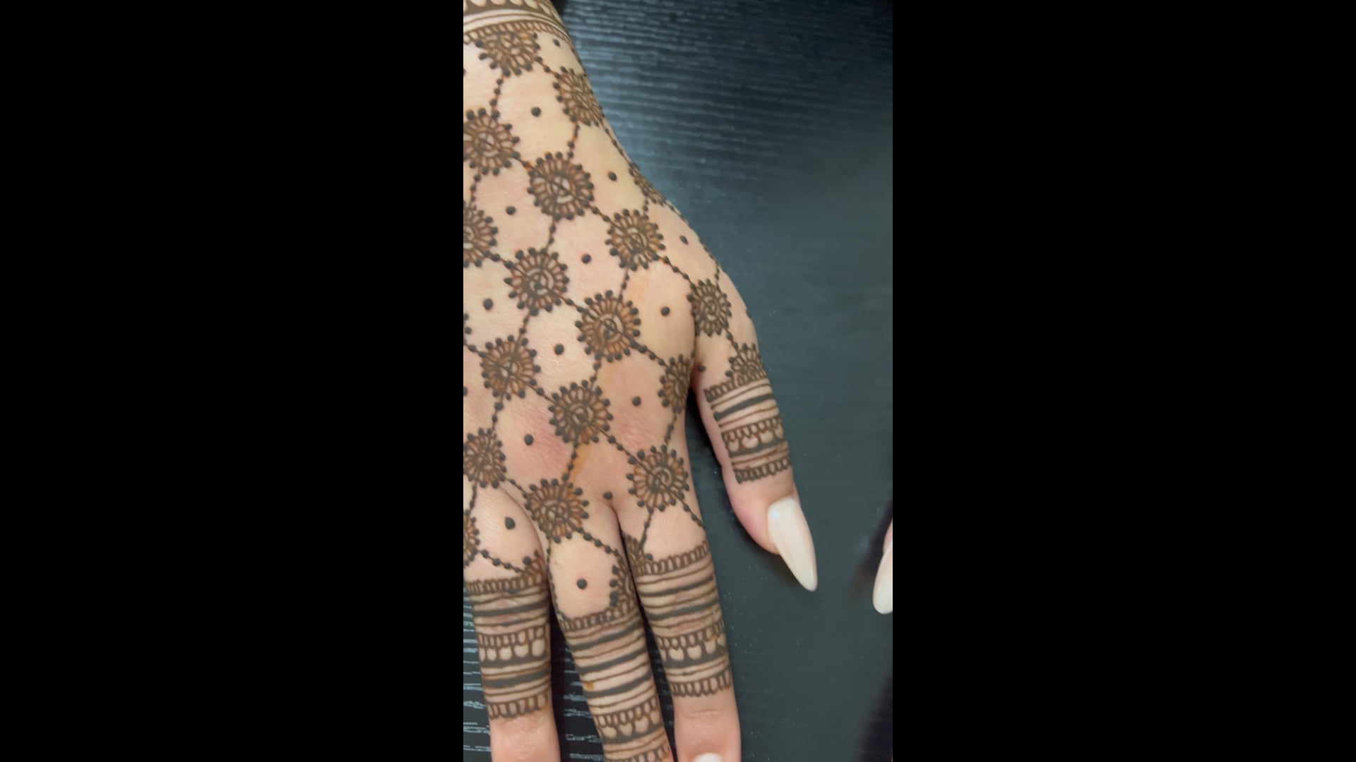 Promotional video thumbnail 2 for Henna by KomZzy