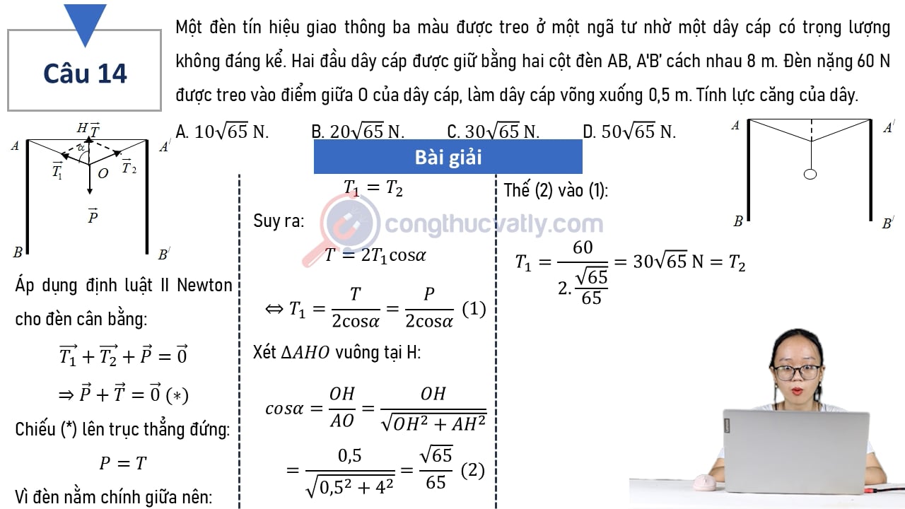 Một đèn tín hiệu giao thông ba màu được treo ở một ngã tư nhờ một dây cáp có trọng lượng không đáng kể.