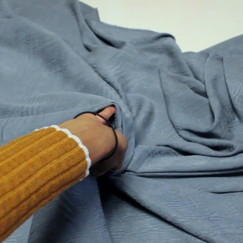 Vidéo: Satin crinckle 100% soie jacquard - Motif effet bois bleu gris