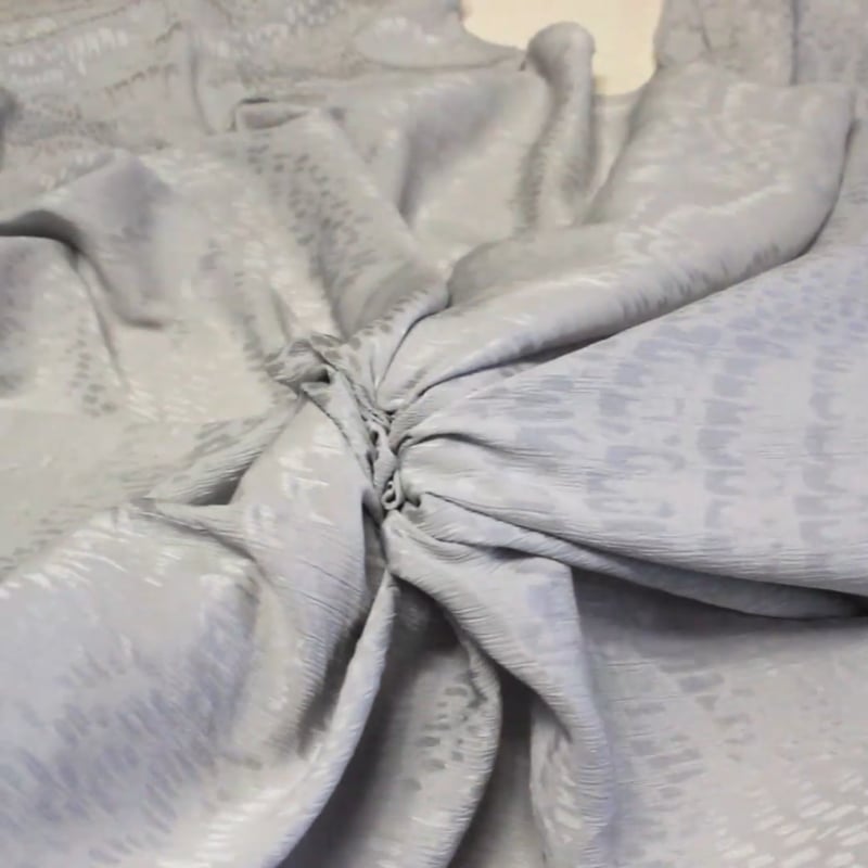Vidéo: Satin crinckle 100% soie jacquard - Laure gris Vidéo: Satin crinckle 100% soie jacquard - Laure gris