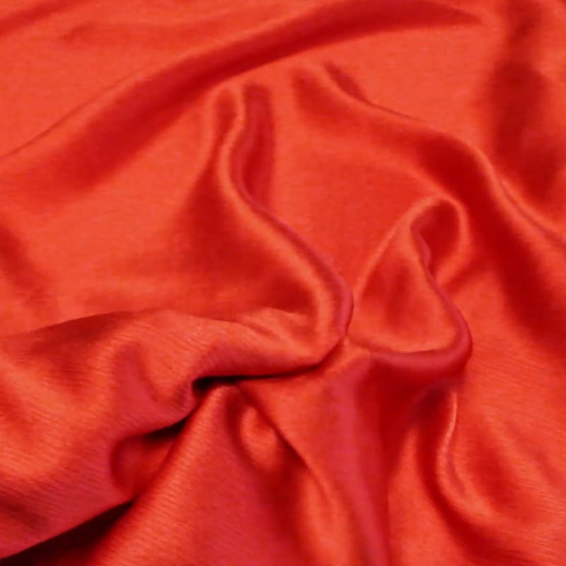 Vidéo: Satin 100% soie crinckle - Rouge orangé Vidéo: Satin 100% soie crinckle - Rouge orangé